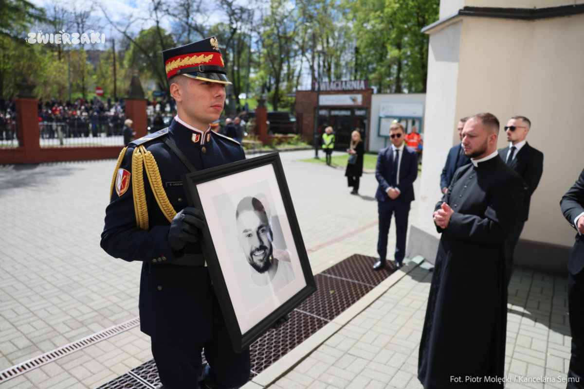 Pogrzeb Łukasza Litewki w Sosnowcu. Tłumy żegnały posła, który stawał w obronie zwierząt